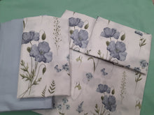 Carica l'immagine nel visualizzatore di Gallery, COMPLETO LETTO FIORI AZZURRI