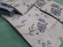 Carica l'immagine nel visualizzatore di Gallery, COMPLETO LETTO FIORI AZZURRI
