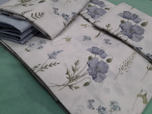 Carica l'immagine nel visualizzatore di Gallery, COMPLETO LETTO FIORI AZZURRI