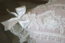 Carica l'immagine nel visualizzatore di Gallery, CUSCINO ROSE