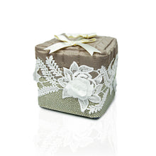 Carica l'immagine nel visualizzatore di Gallery, PORTA KLEENEX QUADRATO serie BOLLICINE
