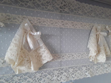 Carica l&#39;immagine nel visualizzatore di Gallery, SET DI TRE  CENTRI in pizzo Vallencienne
