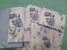 Carica l&#39;immagine nel visualizzatore di Gallery, COMPLETO LETTO FIORI AZZURRI
