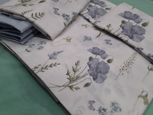 Carica l&#39;immagine nel visualizzatore di Gallery, COMPLETO LETTO FIORI AZZURRI
